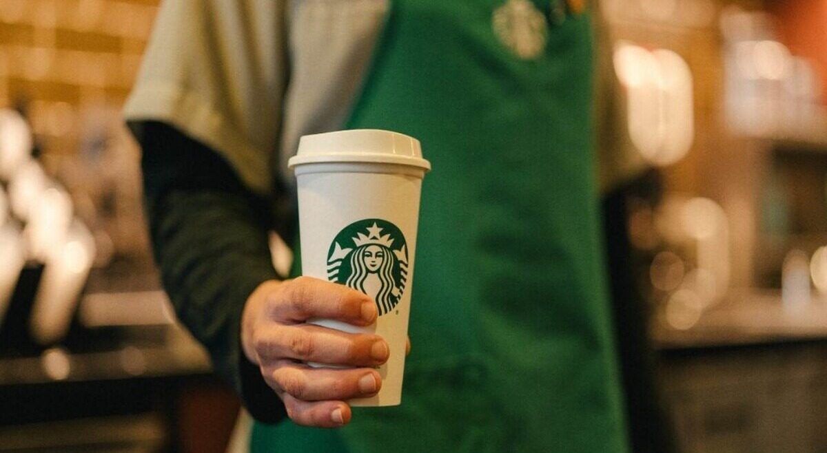 Starbucks anuncia recorte de personal y cierre de oficinas en EE.UU.