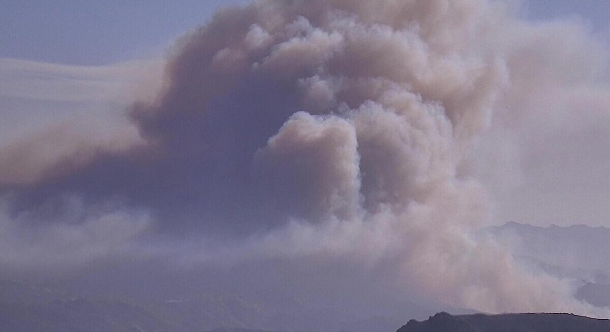 Incendios forestales impulsados por el viento arrasan el sur de California