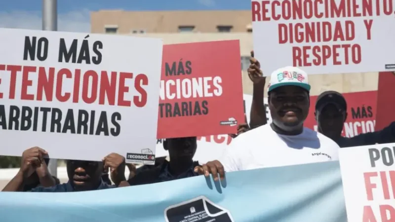Movimiento Reconocido exige cumplimiento de la Ley 169-14 en protesta frente al Palacio Nacional