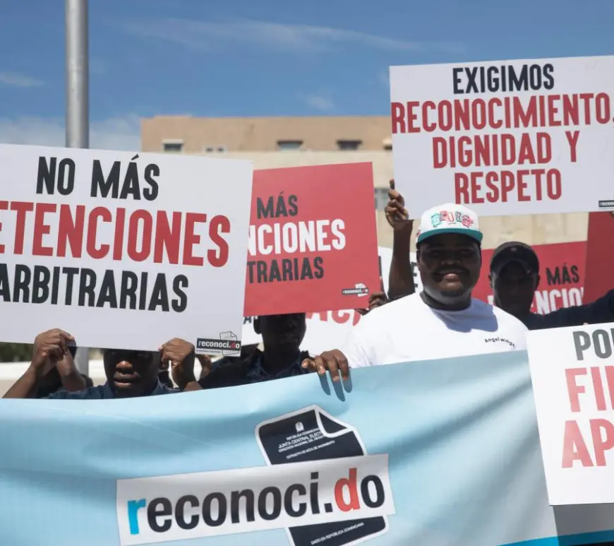 Movimiento Reconocido exige cumplimiento de la Ley 169-14 en protesta frente al Palacio Nacional