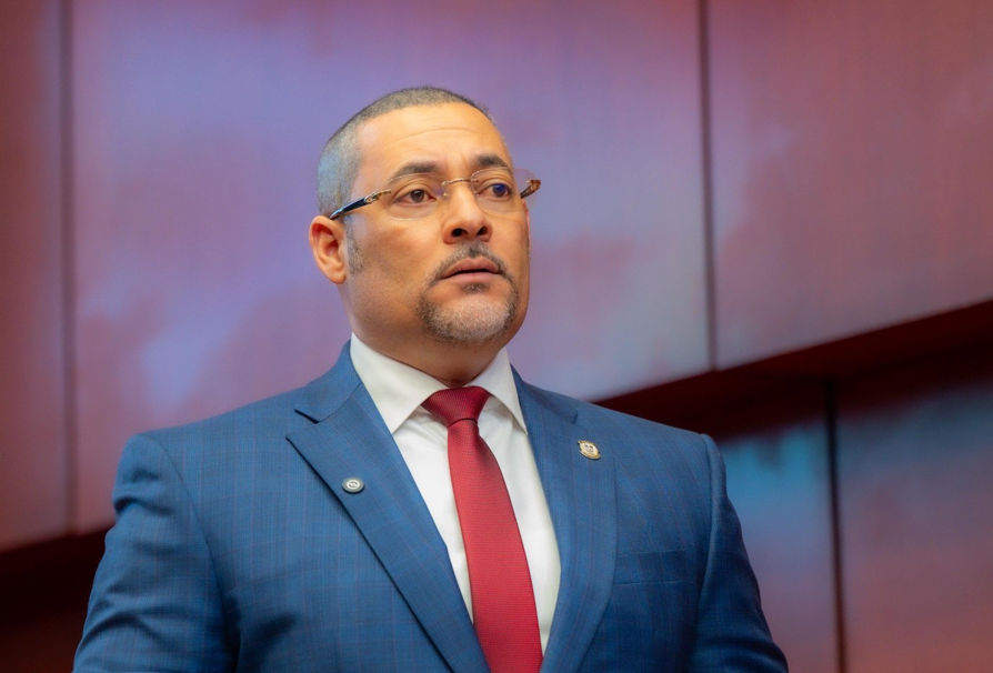 Alerta del Senador de La Romana sobre apagones de hasta 15 horas que afectan a varias provincias.