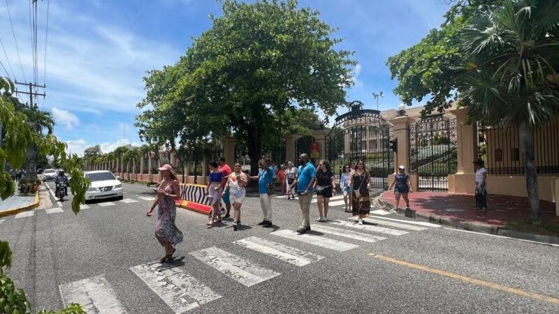 El Palacio Nacional se convierte en un atractivo turístico clave en Santo Domingo, pero requiere mejoras en seguridad vial
