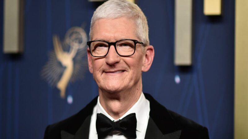 Tim Cook se retira como CEO de Apple; el liderazgo pasa al jefe de hardware