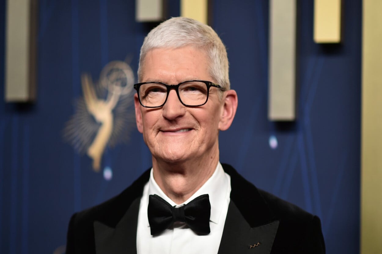 Tim Cook se retira como CEO de Apple; el liderazgo pasa al jefe de hardware
