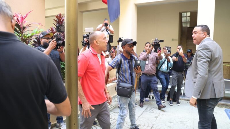 Víctima de agresión por exalcalde perdió familiares en tragedia de Jet Set y busca justicia