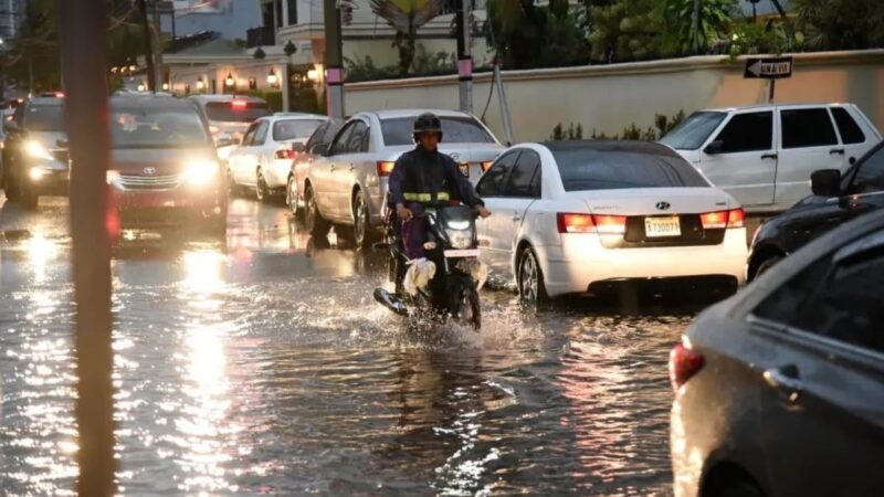 Lluvias causan caos en las principales avenidas de Santo Domingo