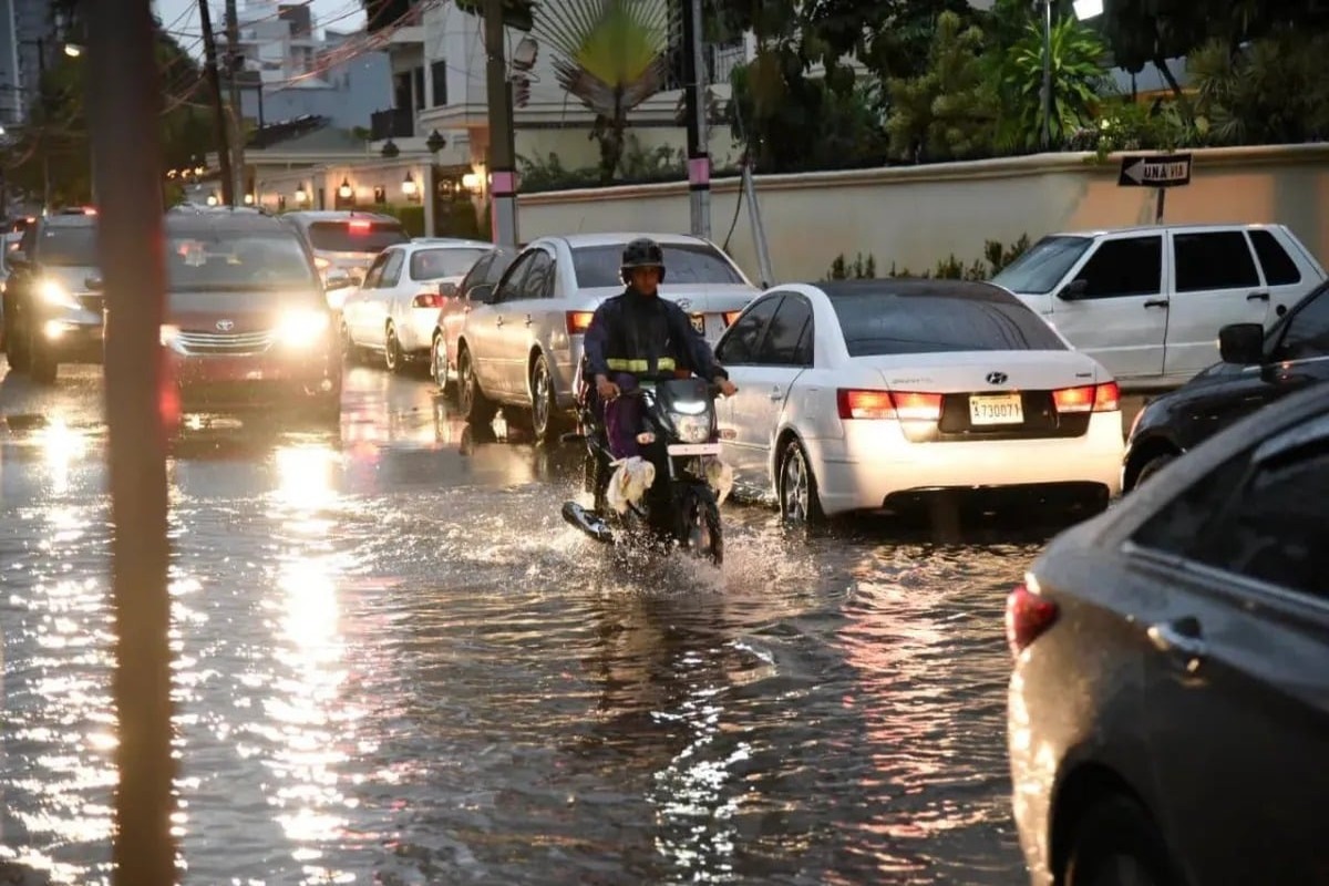 Lluvias causan caos en las principales avenidas de Santo Domingo