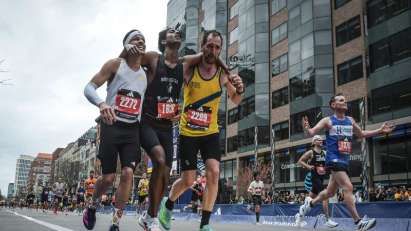 Solidaridad en Boston: Corredores unen fuerzas para cruzar la meta juntos
