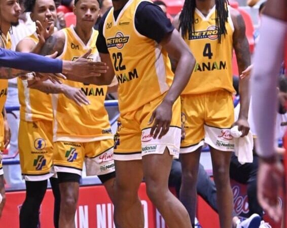 Metros de Santiago mantienen su invicto al vencer a Leones en la LNB
