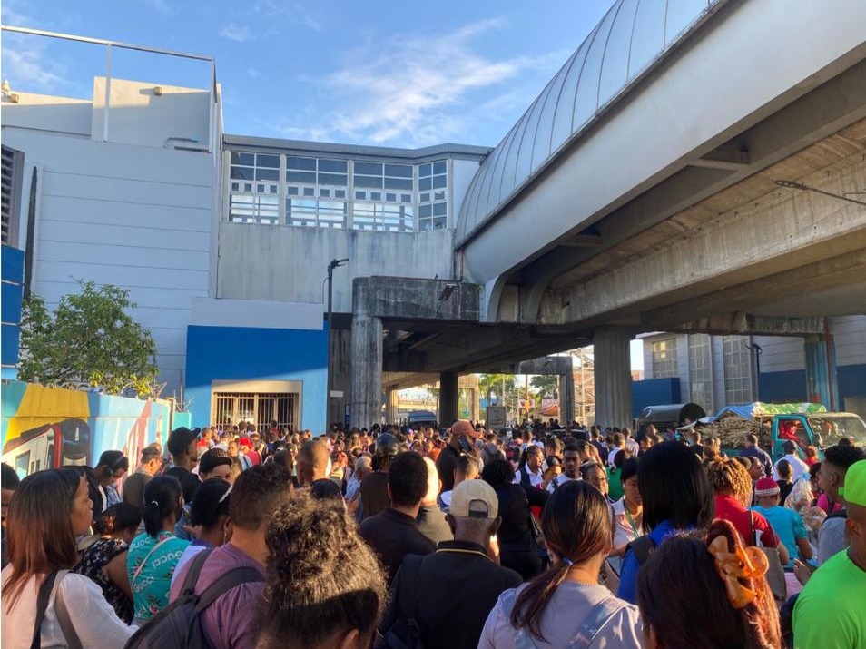 Metro de Santo Domingo interrumpe sus operaciones este lunes