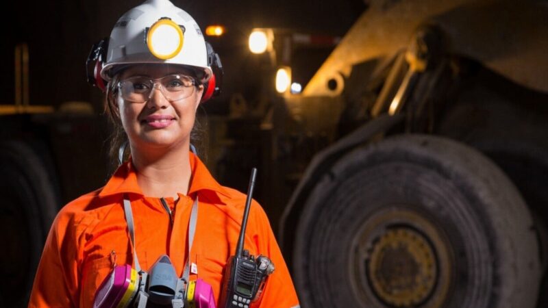 Mujeres dominicanas enfrentan mayor carga horaria laboral que los hombres