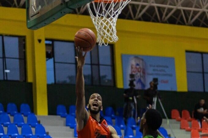 Quezada lidera a Leones en emocionante victoria ante Soles