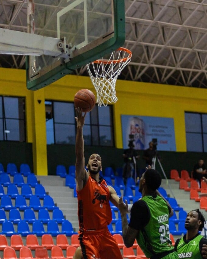 Quezada lidera a Leones en emocionante victoria ante Soles