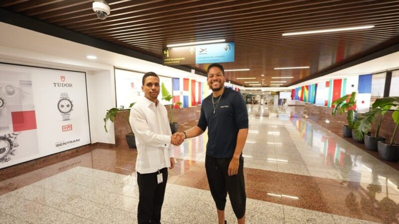 Dominicano regresa al país tras resolver situación migratoria en Vietnam