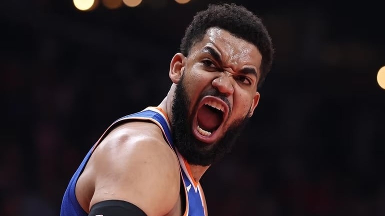 Karl Towns brilla con triple-doble en victoria crucial de los Knicks
