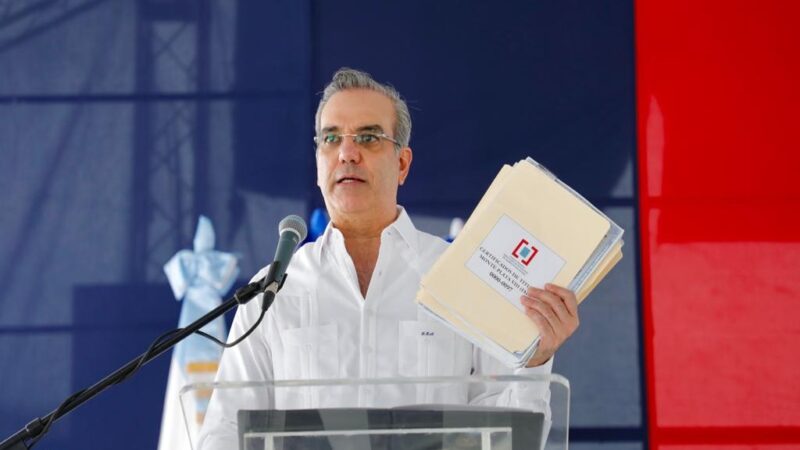 Abinader otorga títulos de propiedad a familias de Domingo Savio
