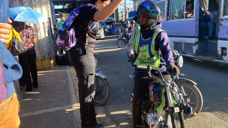Motoconchos se benefician del caos en el Metro de Santo Domingo cobrando hasta 400 pesos por viaje