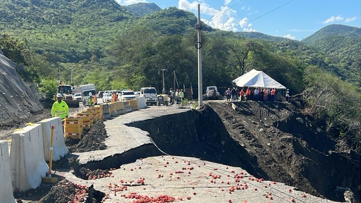 Restricciones en el tránsito hacia San José de Ocoa tras deslizamiento de tierra