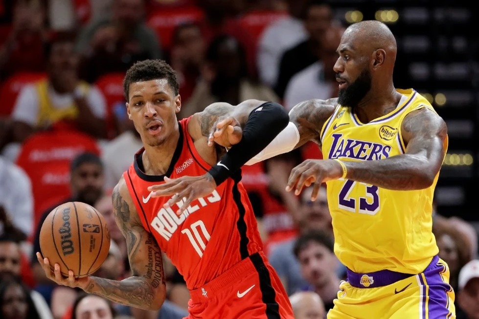 LeBron impulsa a Lakers a la victoria en emocionante prórroga