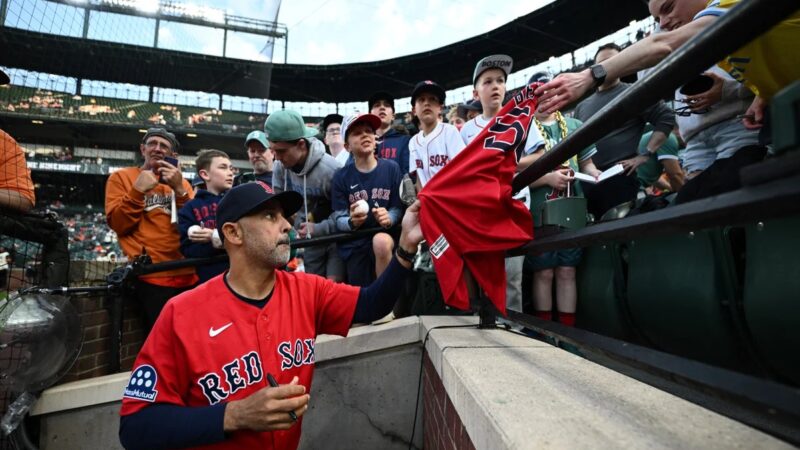 Alex Cora y cinco entrenadores son despedidos por los Medias Rojas de Boston
