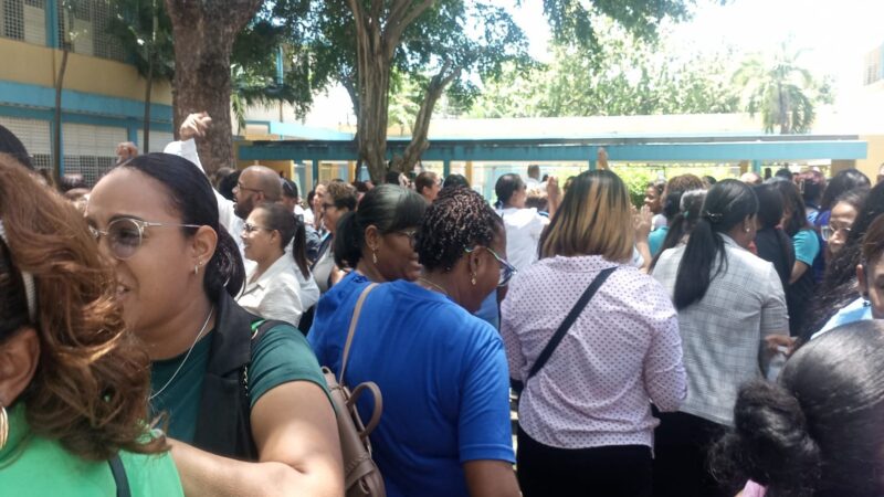 Maestros exigen revisión de evaluación por irregularidades en Santo Domingo