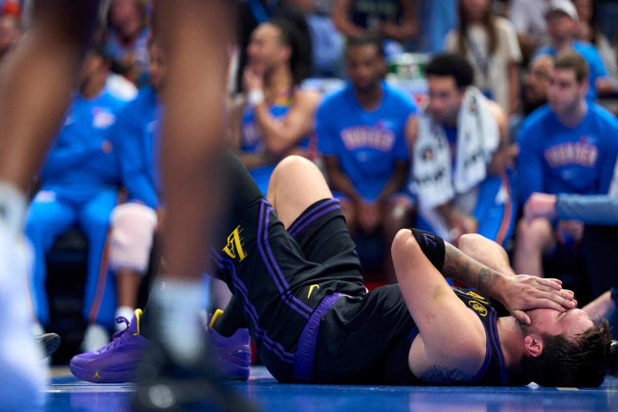 Luka Doncic sigue sin fecha de regreso mientras los Lakers enfrentan los playoffs sin él