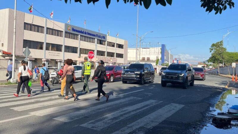 Mejora la Seguridad en Cruce Peatonal de la Kennedy con la Presencia de Agente de Tránsito