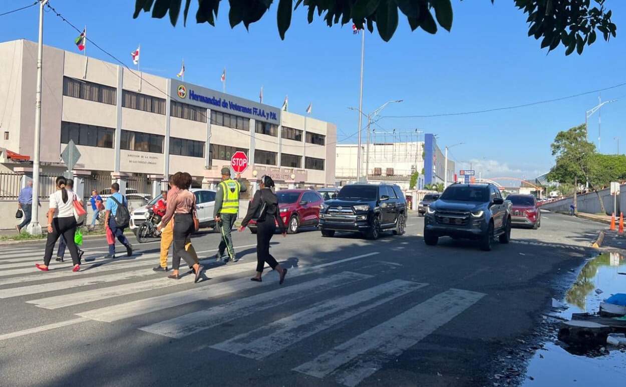 Mejora la Seguridad en Cruce Peatonal de la Kennedy con la Presencia de Agente de Tránsito