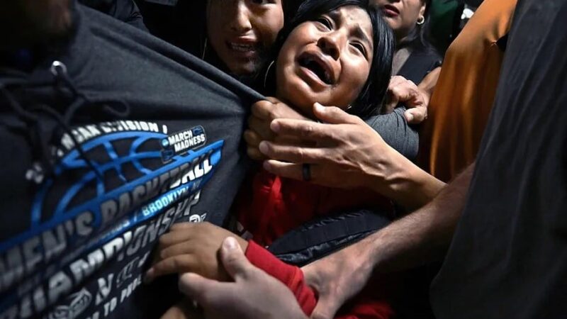 Carol Guzy recibe el World Press Photo 2026 por retratar la tragedia migratoria de ICE