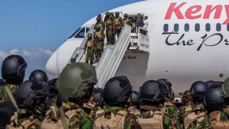 Policías kenianos regresan a casa tras misión en Haití