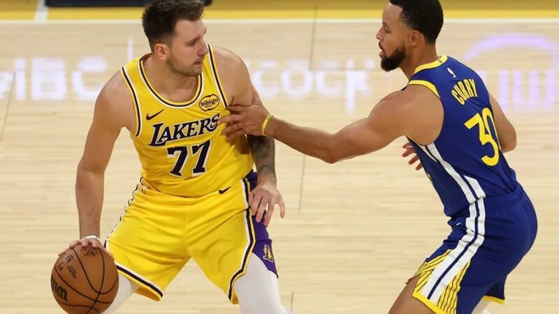 Curry y Doncic dominan las ventas de camisetas en la NBA