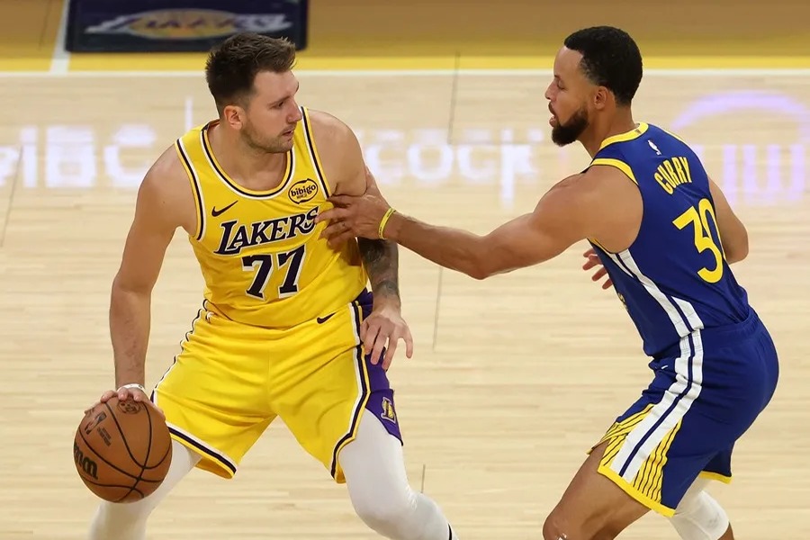 Curry y Doncic dominan las ventas de camisetas en la NBA