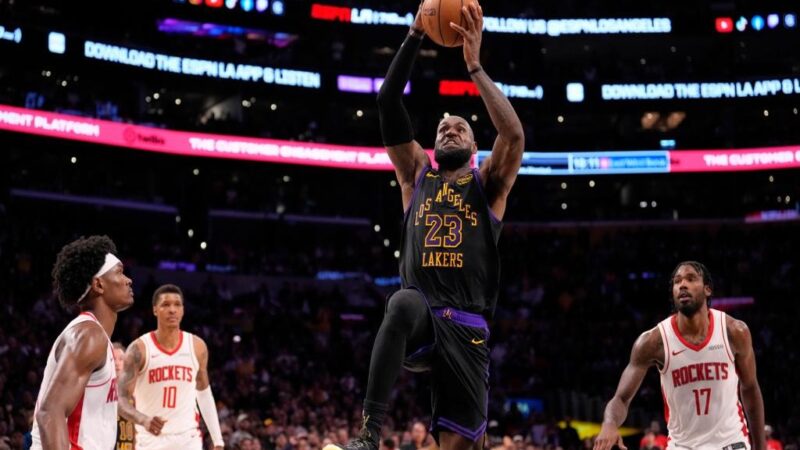 LeBron James lidera a los Lakers en vibrante victoria sobre los Rockets