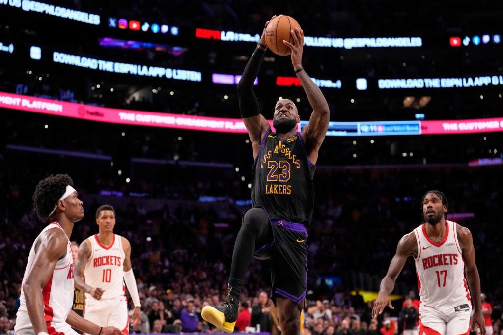 LeBron James lidera a los Lakers en vibrante victoria sobre los Rockets