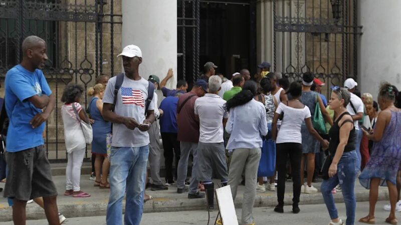 Ancianos en Cuba enfrentan dificultades para acceder a su pensión en efectivo