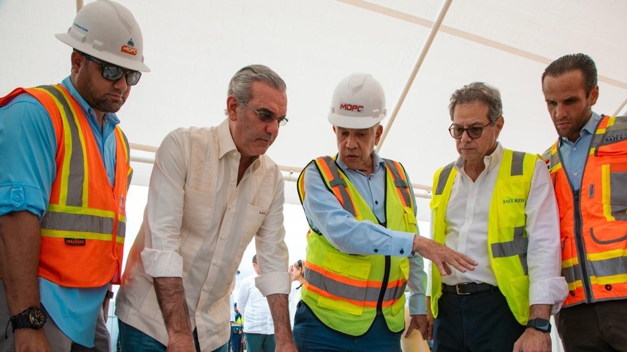 Abinader inspecciona avance de la avenida República de Colombia