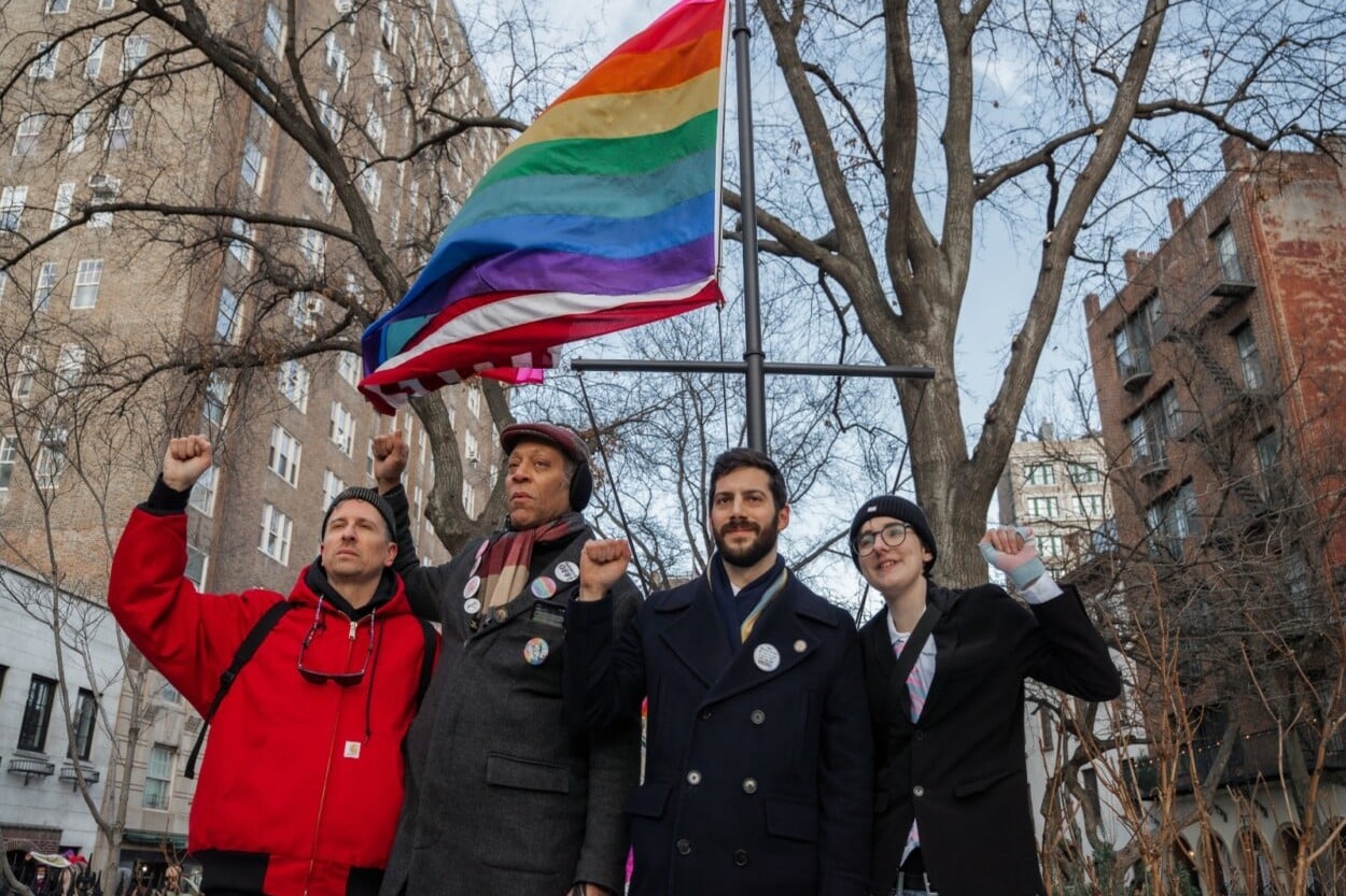 Restablecen bandera LGTBIQ+ en emblemático monumento de Nueva York