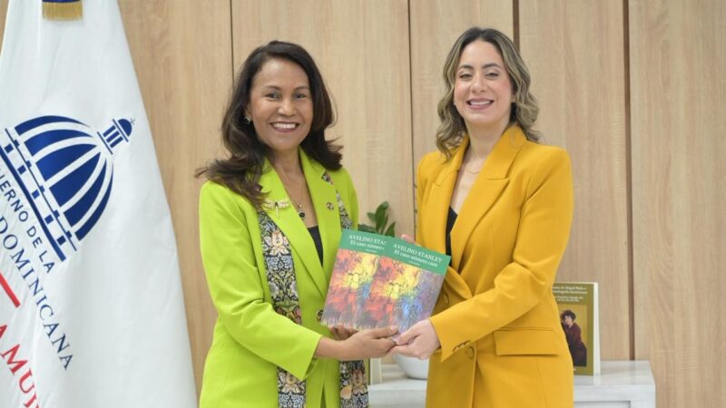 Reconocen el legado de Abigail Mejía en conferencia sobre la voz femenina en República Dominicana