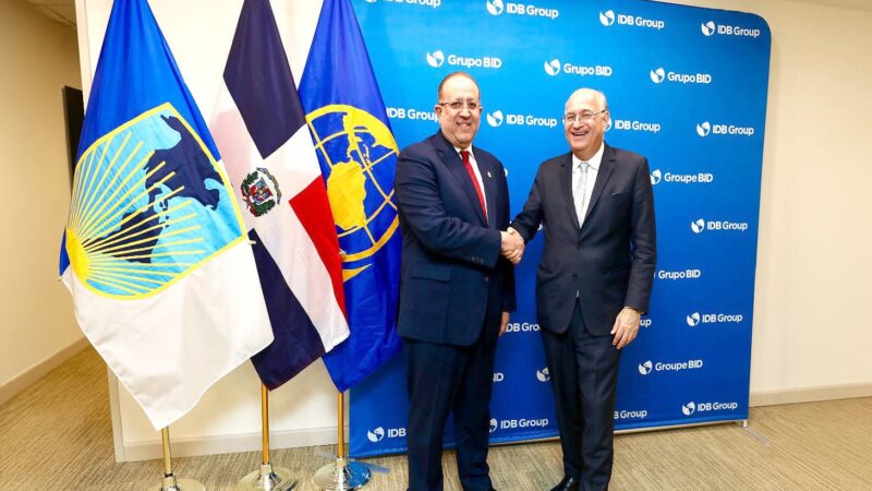 Magín Díaz discute estrategias económicas en encuentros del FMI y Banco Mundial