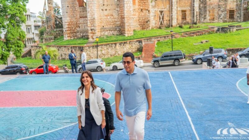 Autoridades de Turismo y diplomática de EE.UU. exploran la riqueza cultural de la Ciudad Colonial