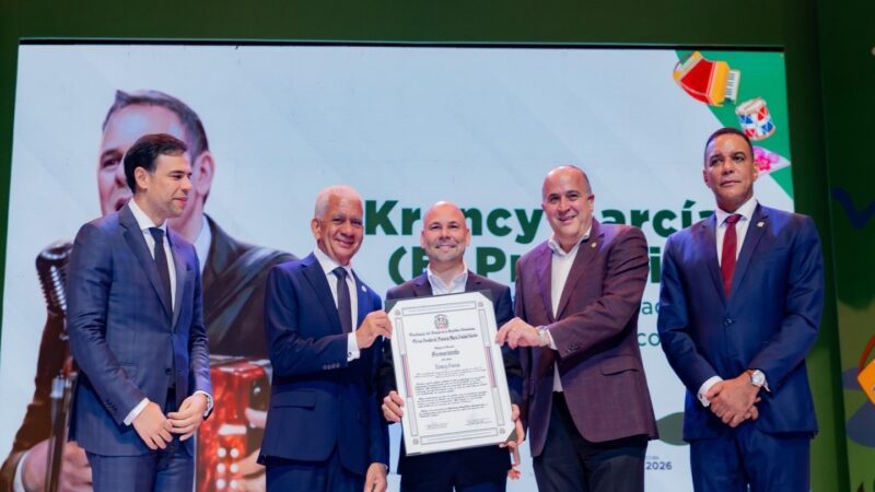 Reconocen la destacada carrera musical de Krency García “El Prodigio” en Santiago