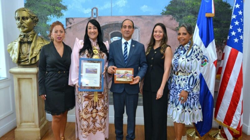 Giannina Azar recibe homenaje en Miami-Dade como Visitante Distinguida