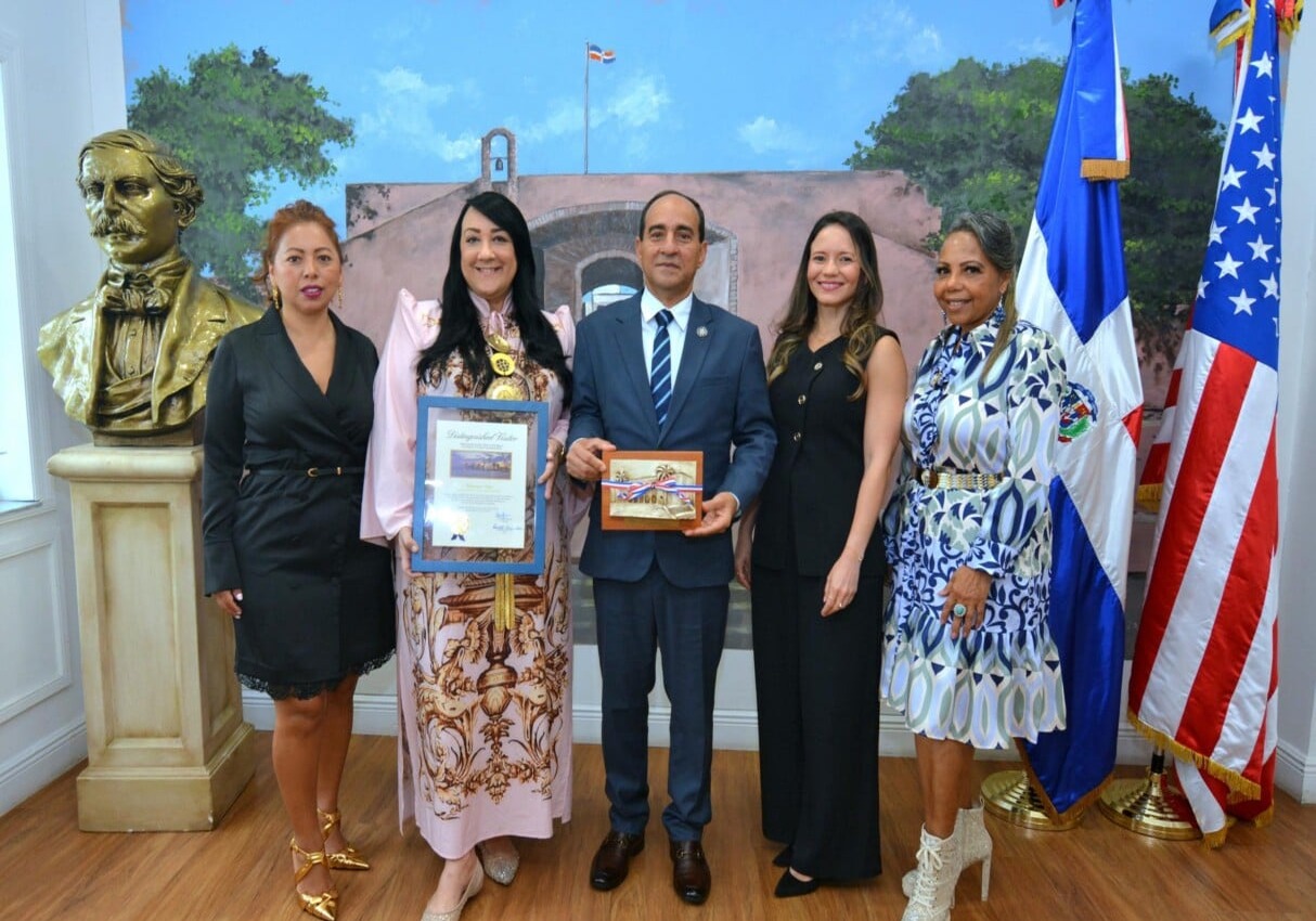 Giannina Azar recibe homenaje en Miami-Dade como Visitante Distinguida