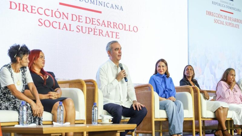 Abinader reitera respaldo a programas sociales durante multitudinario encuentro