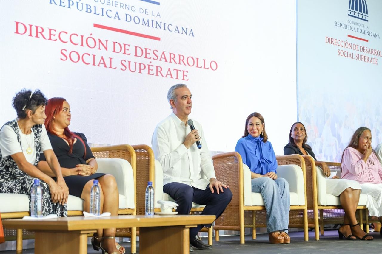 Abinader reitera respaldo a programas sociales durante multitudinario encuentro
