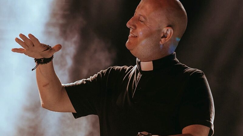 Sacerdote DJ Guilherme Peixoto honra la memoria del Papa Francisco con un vibrante concierto en Buenos Aires