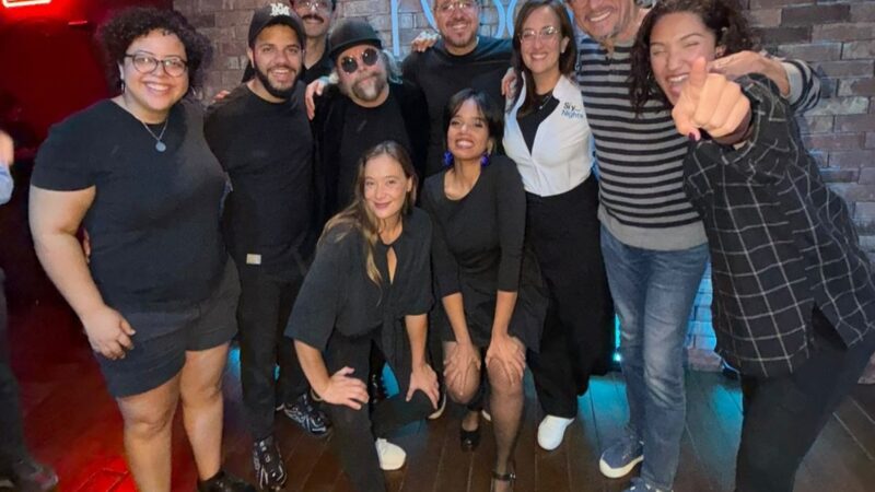 “Sí y Nights” celebra medio año en escena con improvisación y humor