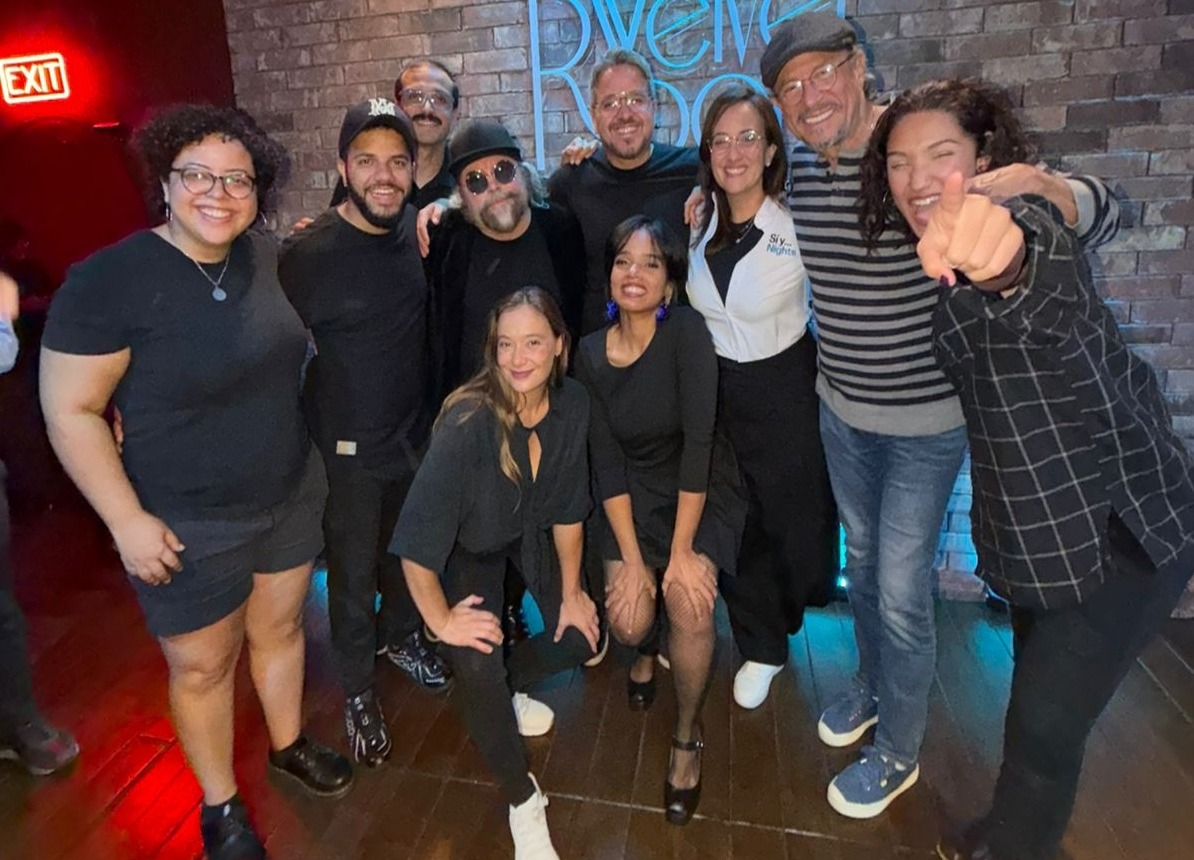 “Sí y Nights” celebra medio año en escena con improvisación y humor