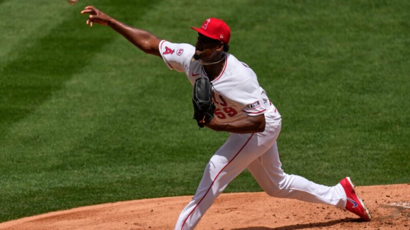 José Soriano alcanza una efectividad histórica al inicio de la temporada