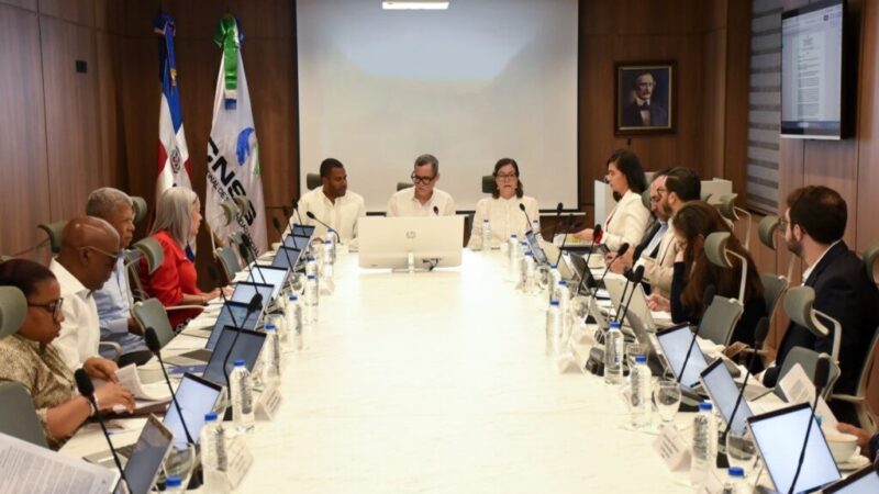 Autoridades revisarán beneficios de salud y medicamentos en el país